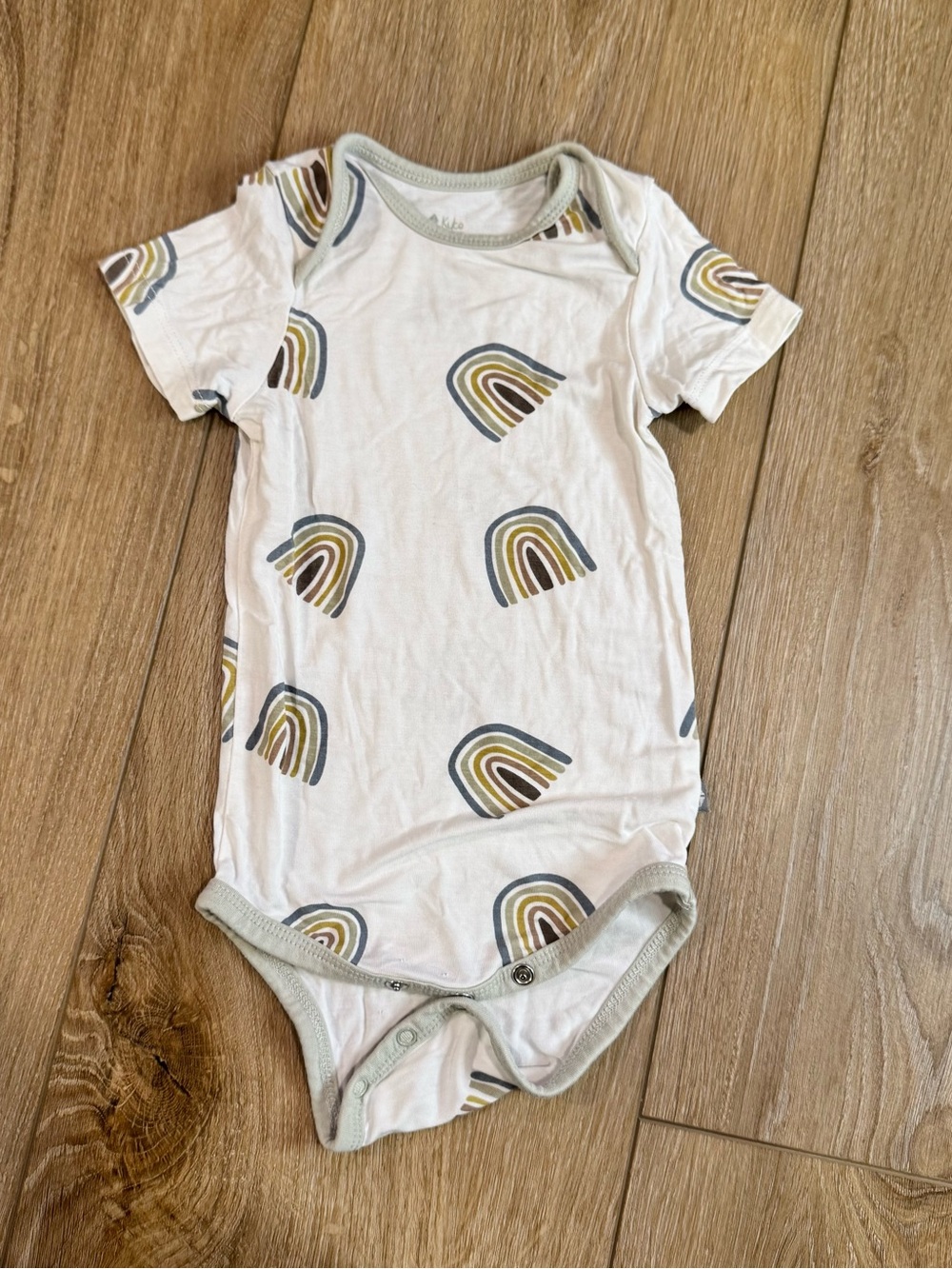 Kyte Baby // Rainbow Onsie // 6-12 months